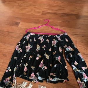 Aeropostale Off the shoulder black & pattern shirt